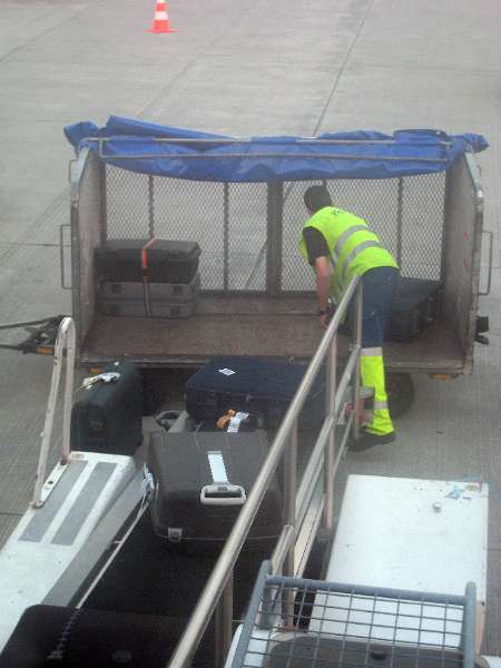 FH_0806_003_IX0148.jpg - Zaventem - OK our luggage is boarding