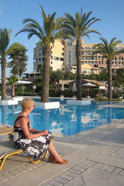 FH_0806_202_IX0176.jpg - Grecotel Eva Palace - by the pool (lobster dinner)