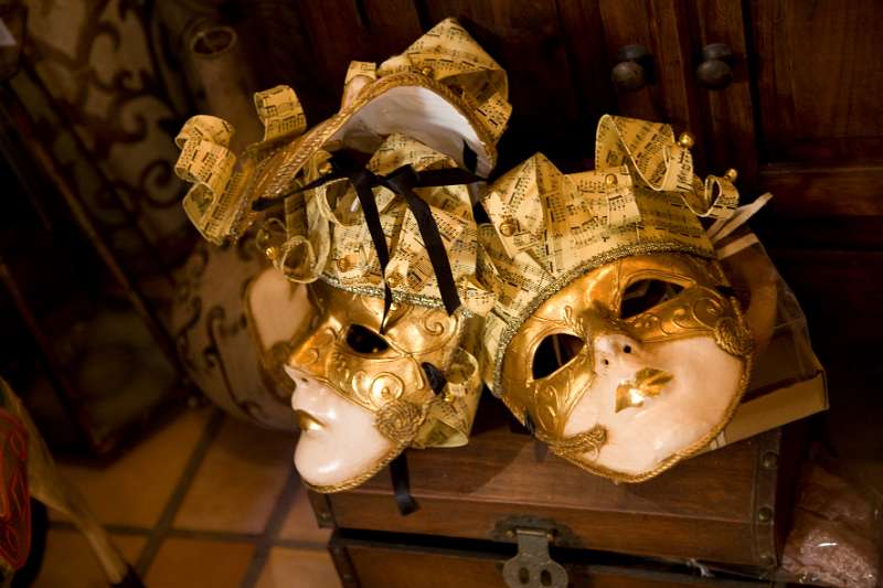 FH_0806_319_5942.jpg - Kérkyra (Corfu City) - Venetian masks in a shop