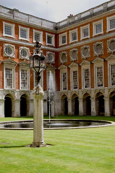 FH_090522_7976.jpg - Hampton Court Palace - Britain - The Fountain Court