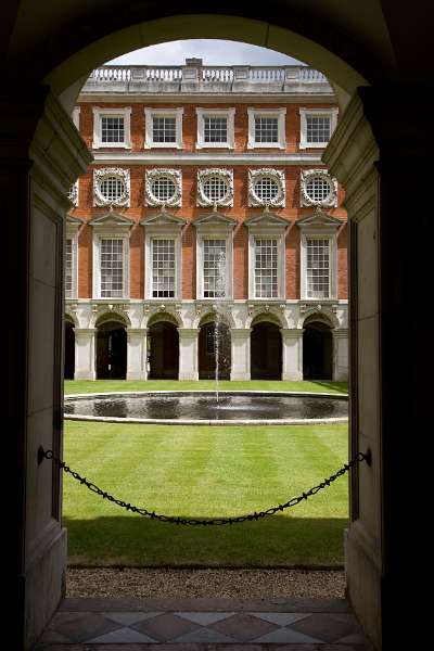 FH_090522_7978.jpg - Hampton Court Palace - Britain - The Fountain Court