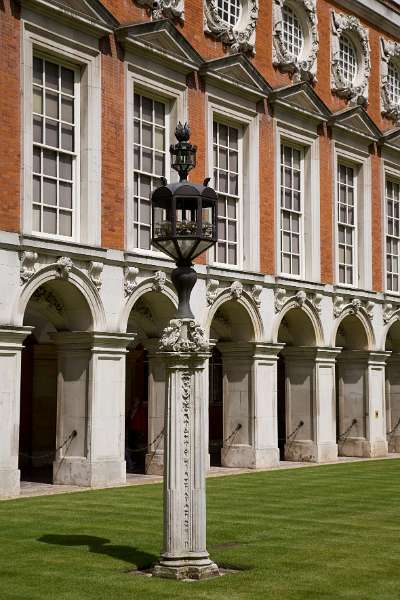 FH_090522_7979.jpg - Hampton Court Palace - Britain - The Fountain Court