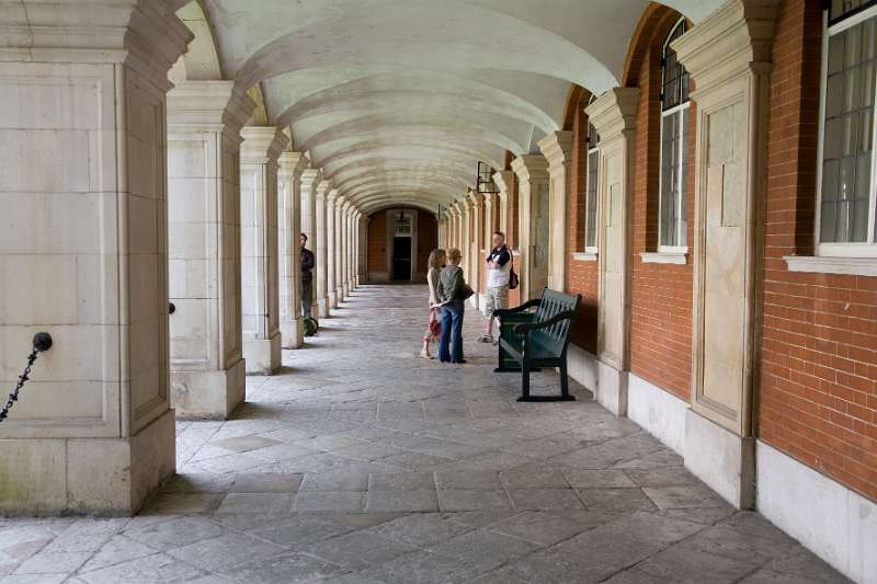 FH_090522_7980.jpg - Hampton Court Palace - Britain - The Fountain Court