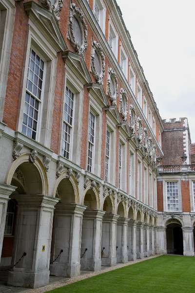 FH_090522_7983.jpg - Hampton Court Palace - Britain - The Fountain Court