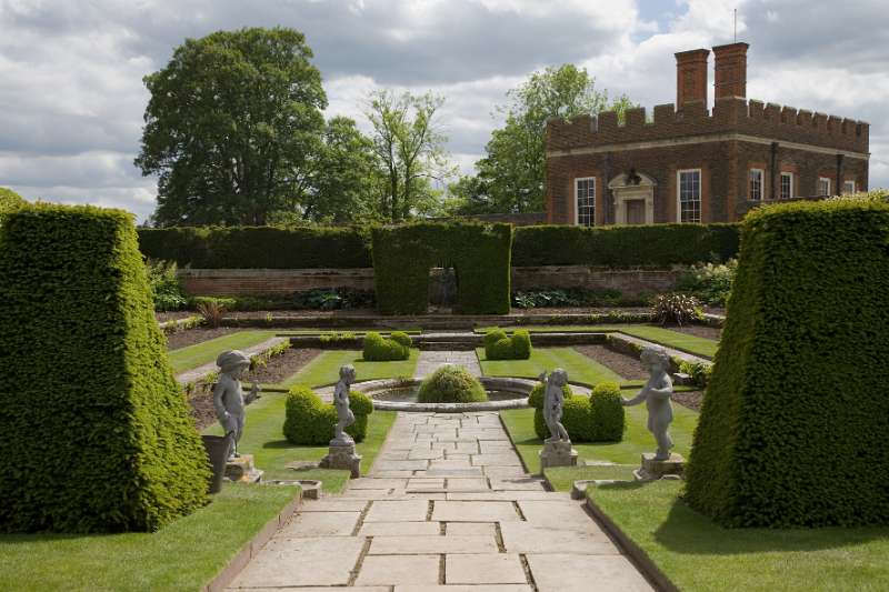 FH_090522_8025.jpg - Hampton Court Palace - Britain - The Pond Gardens