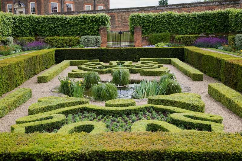 FH_090522_8028.jpg - Hampton Court Palace - Britain - The Pond Gardens