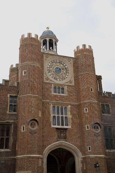 FH_090522_8088.jpg - Hampton Court Palace - Britain - The Clock Gate