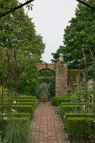 FH_090525_8424.jpg - Sissinghurst Castle Garden - The White Garden