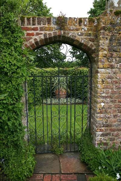 FH_090525_8425.jpg - Sissinghurst Castle Garden - The White Garden