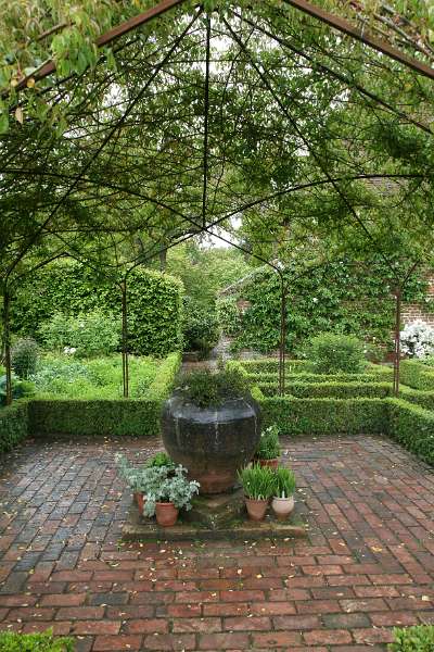 FH_090525_8426.jpg - Sissinghurst Castle Garden - The White Garden