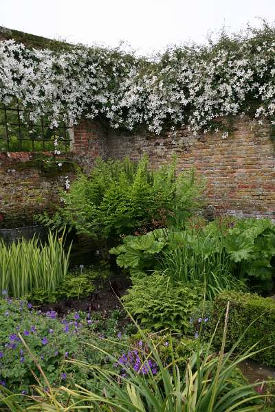 FH_090525_8437.jpg - Sissinghurst Castle Garden - Lower Courtyard