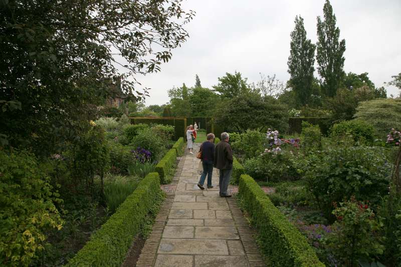 FH_090525_8454.jpg - Sissinghurst Castle Garden - The Yew Walk