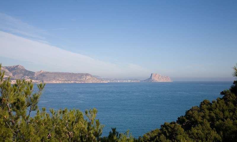 FH_091230_10992.jpg - Routa d' El Faro - Punta Bombarda - Albir - Spain - View on Calpe (Ifach)