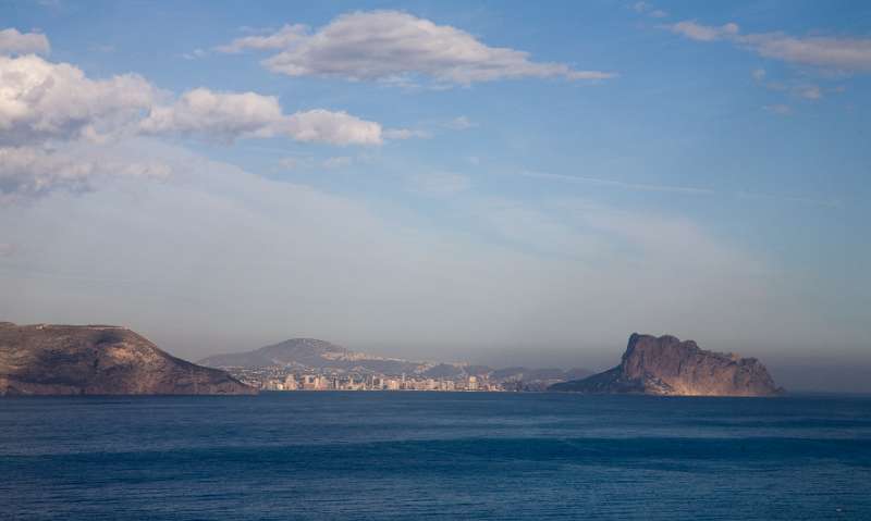 FH_091230_11035.jpg - Routa d' El Faro - Punta Bombarda - Albir - Spain - View on Calpe (Ifach)