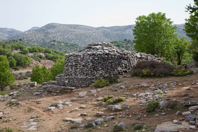 Kreta_1349.JPG - Kreta, Nída-Hoogvlakte - Mitáta (stenen schaapskooien)